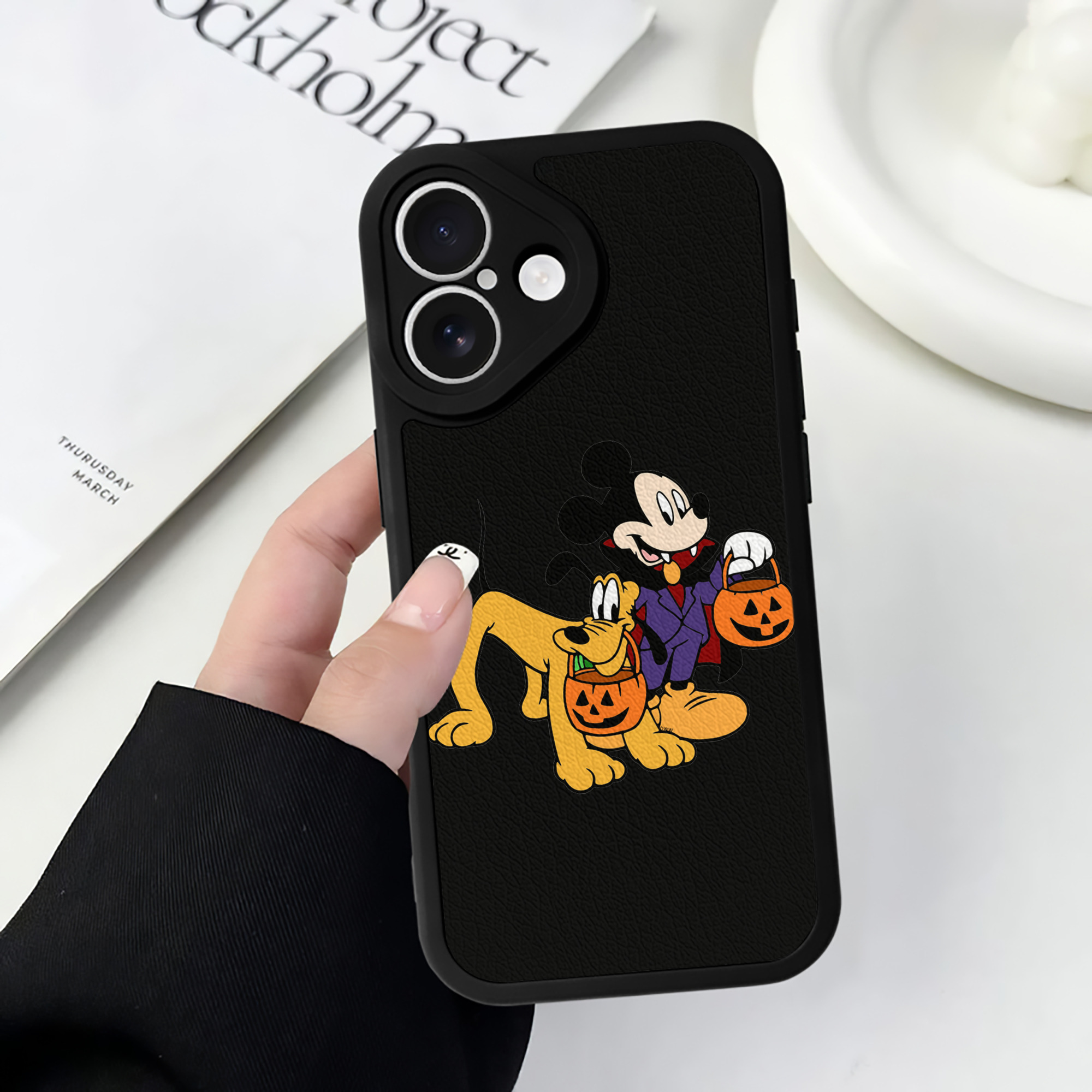 （画像用） ミッキーマウス Mickey Mouse 【iPhone 16シリーズ対応】シリコンスマホケース（レザー調） 材質：シリコン